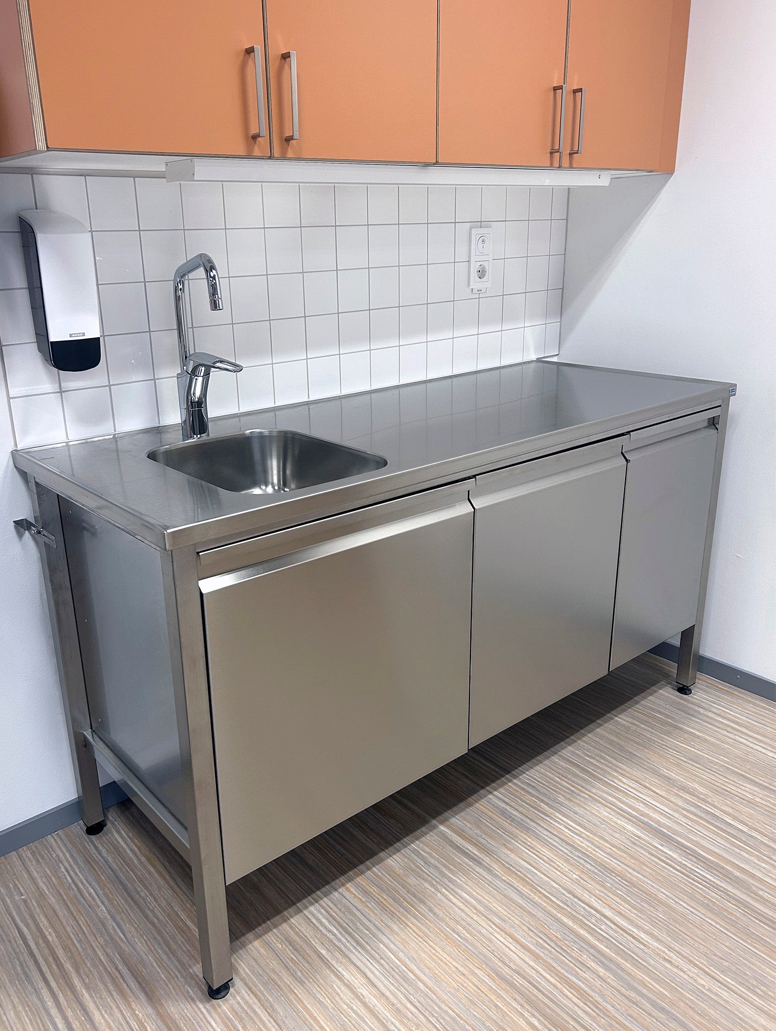 Oppvaskbenk på stativ FURO 904-00 2