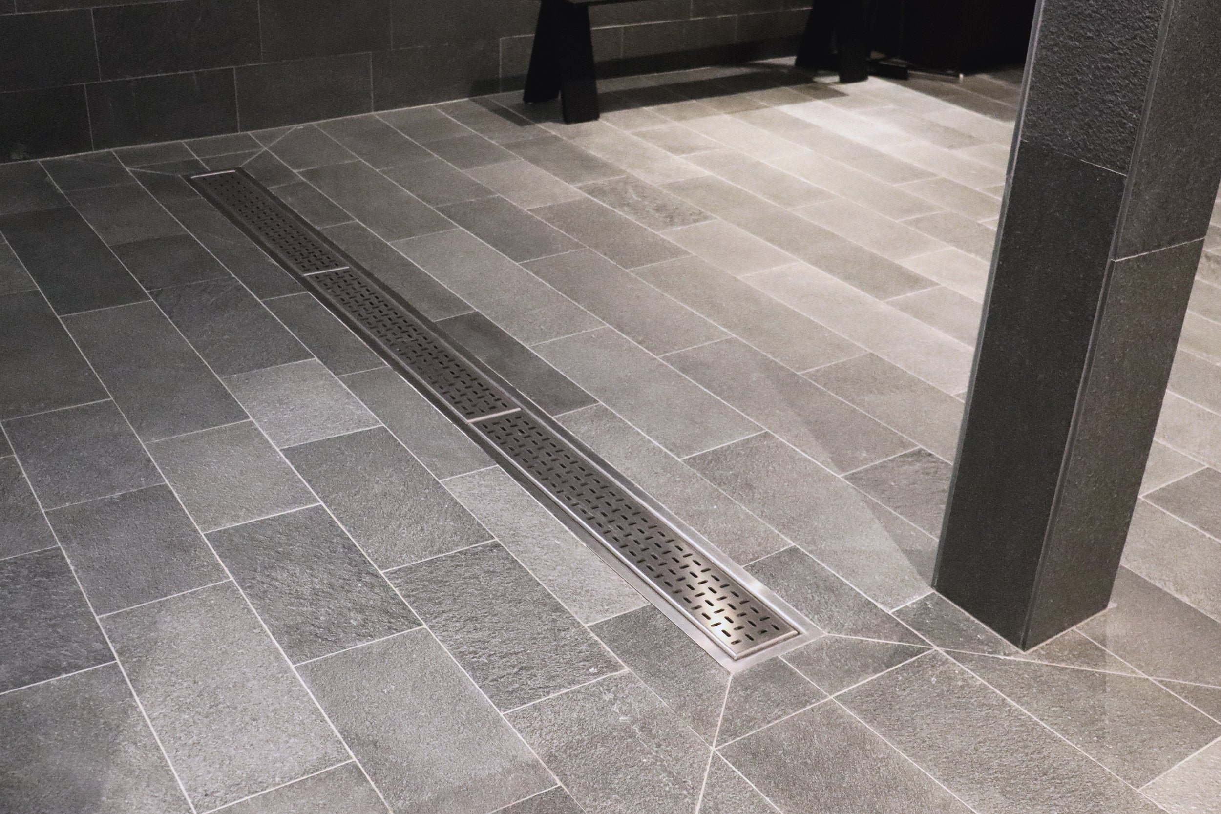 Stilren rostfri golvränna för badhus och spa. Optimerad för effektiv dränering och enkel underhåll.