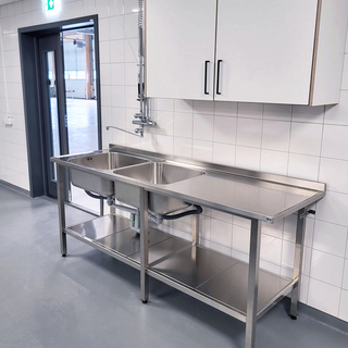 Oppvaskbenk på stativ FURO 904-00 0