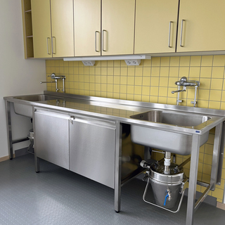 Sink bench on leg supports FURO 904-01 5