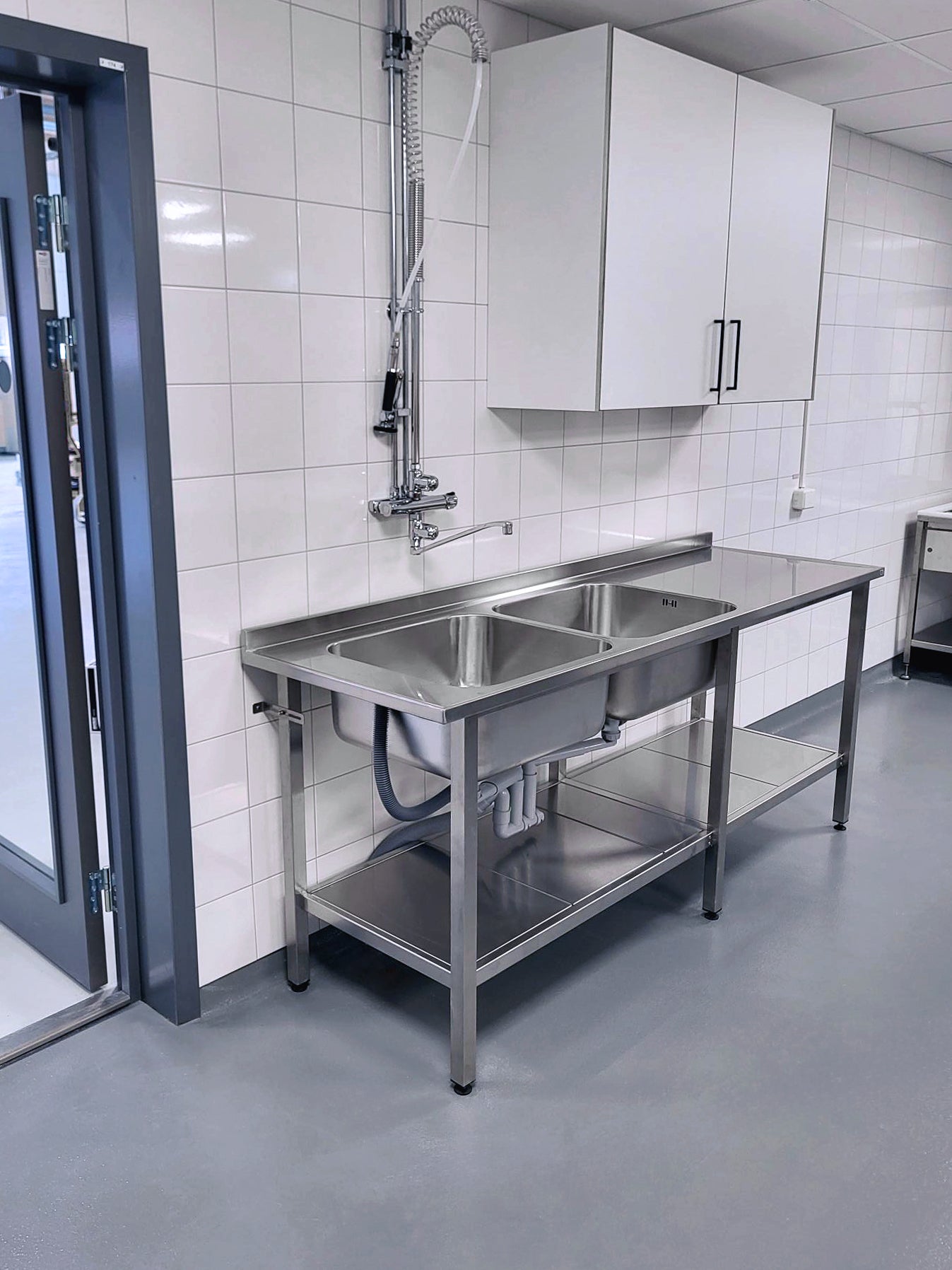 Oppvaskbenk på stativ FURO 904-00 0