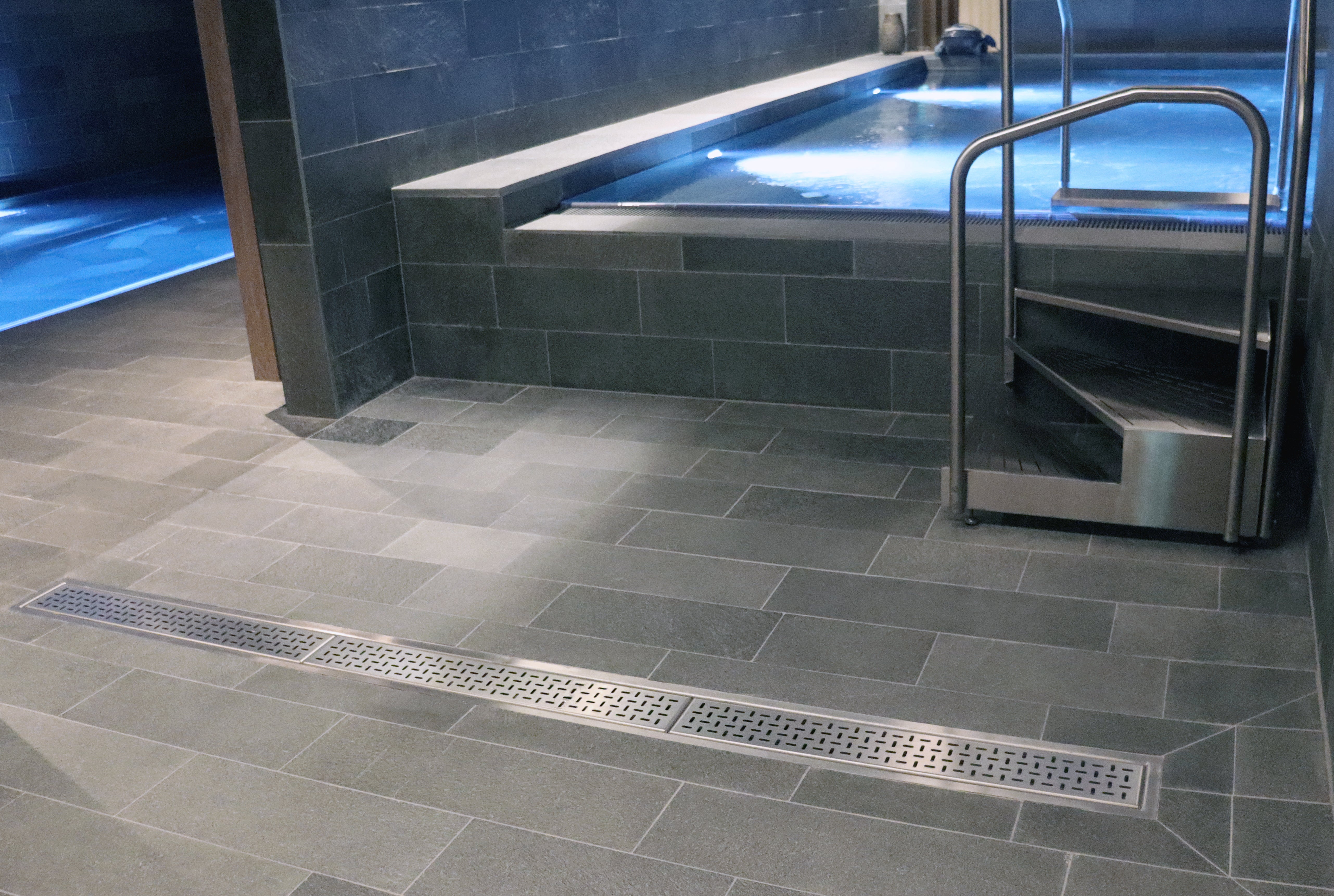Rostfri golvränna för badhus, spa och offentliga duschar. Stilren design med effektiv avrinningsförmåga.