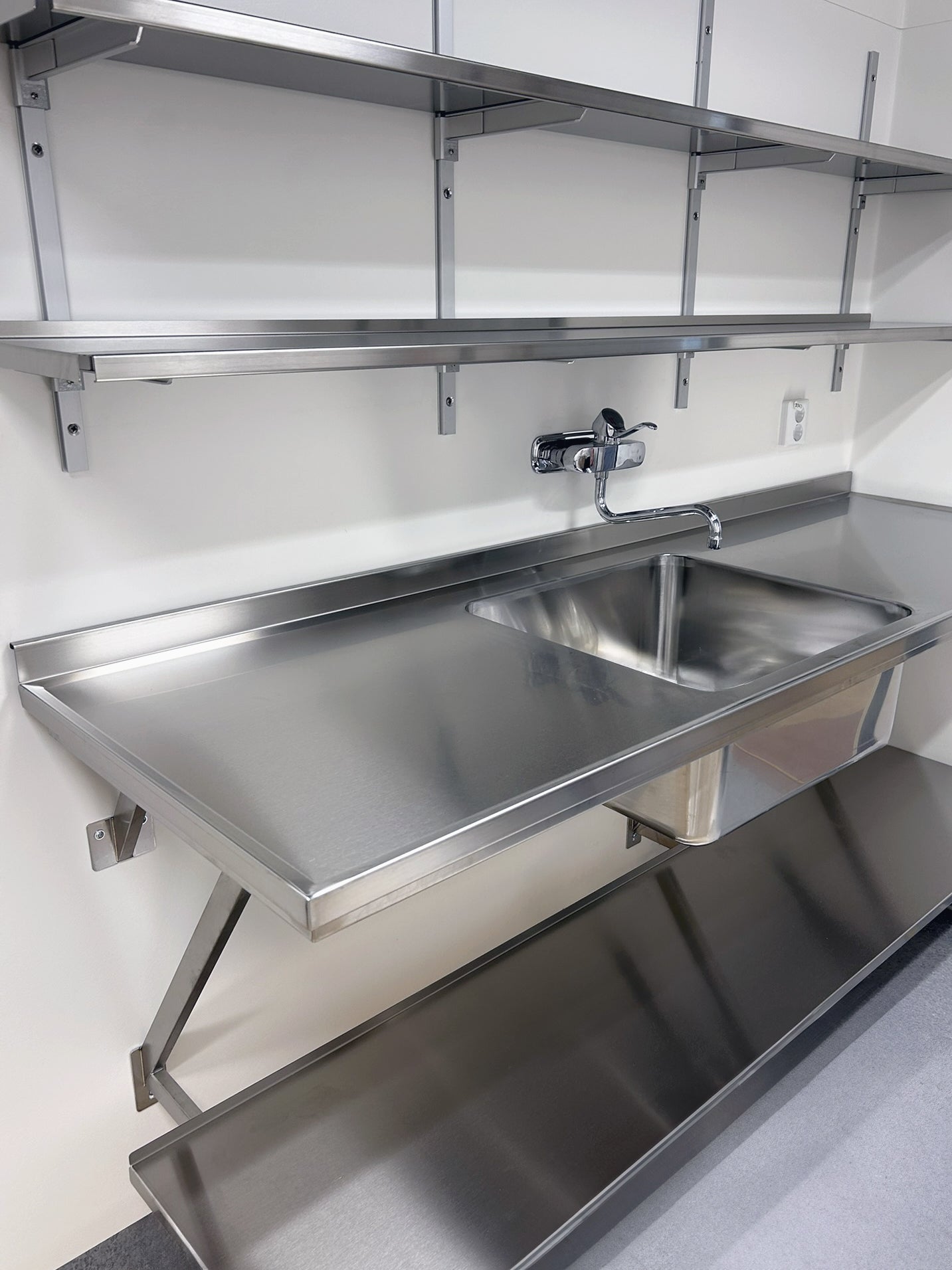 Sink bench on brackets FURO 904-02 1