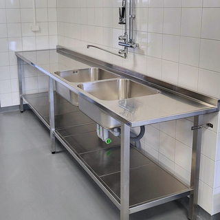 Oppvaskbenk på stativ FURO 904-00 0