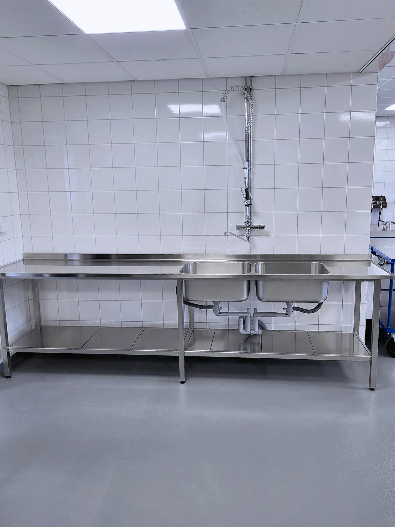 Oppvaskbenk på stativ FURO 904-00 0
